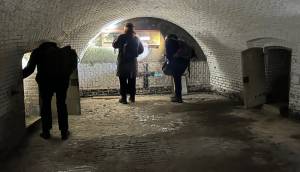 Tellers van de Zoogdiervereniging in actie in de caponnière met tellen van vleermuizen