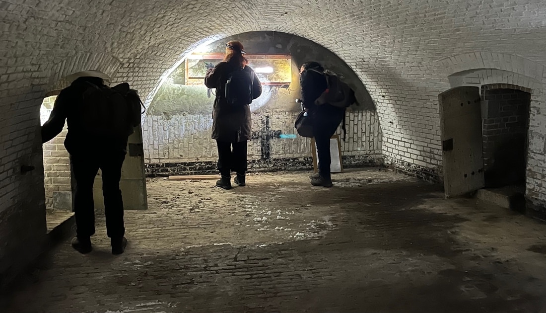 Tellers van de Zoogdiervereniging in actie in de caponnière met tellen van vleermuizen